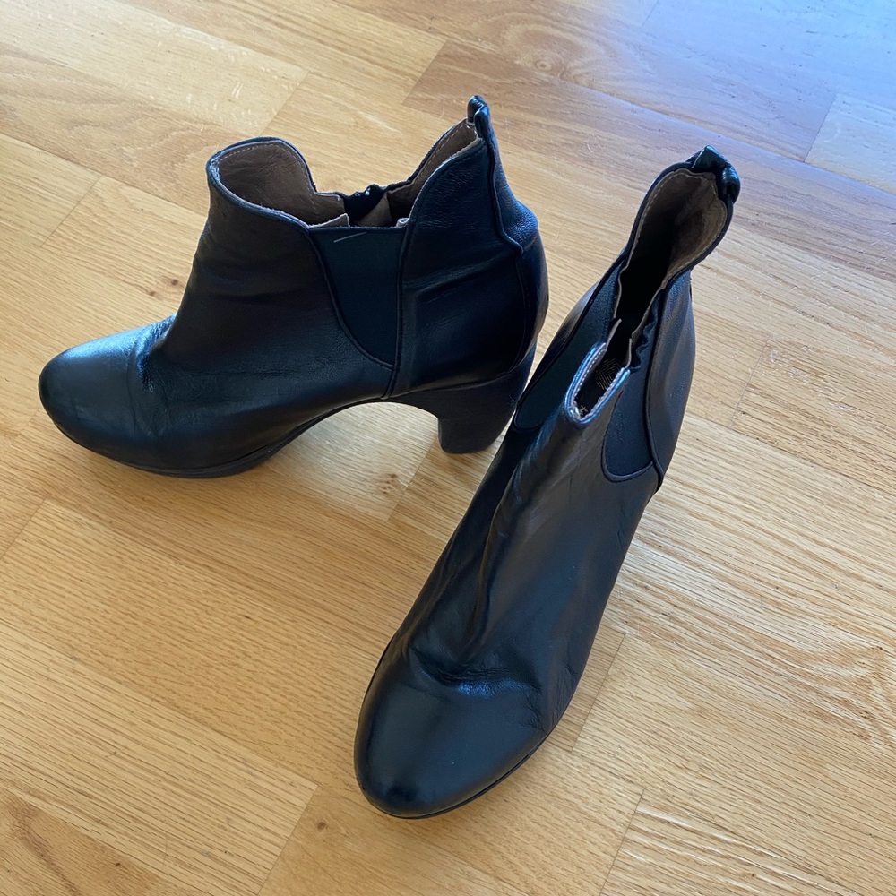 Ankle leather booties